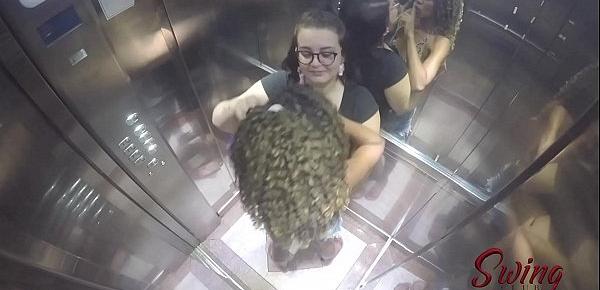  Flagramos a Bonequinha Sado e Arlequina no elevador da putaria - Vídeo completo no RED